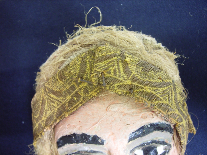 Particolare della testa con spilli